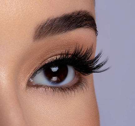 Close-up of an eye with naturally thick and healthy eyelashes — highlighting lash growth and beauty